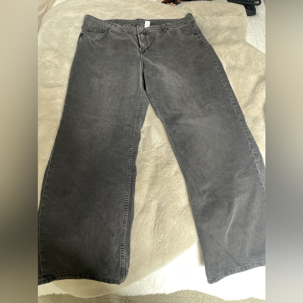 Viral H&M straight-leg high-waisted jeans.